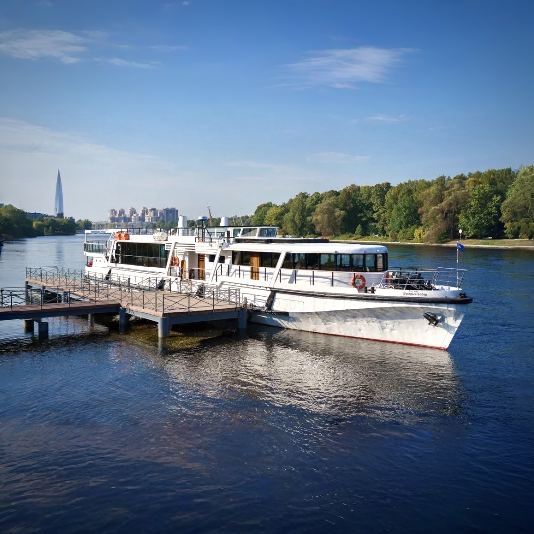 Трёхпалубный теплоход‑ресторан Шустрый Бобёр