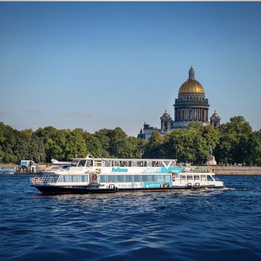 Теплоход Алёнка